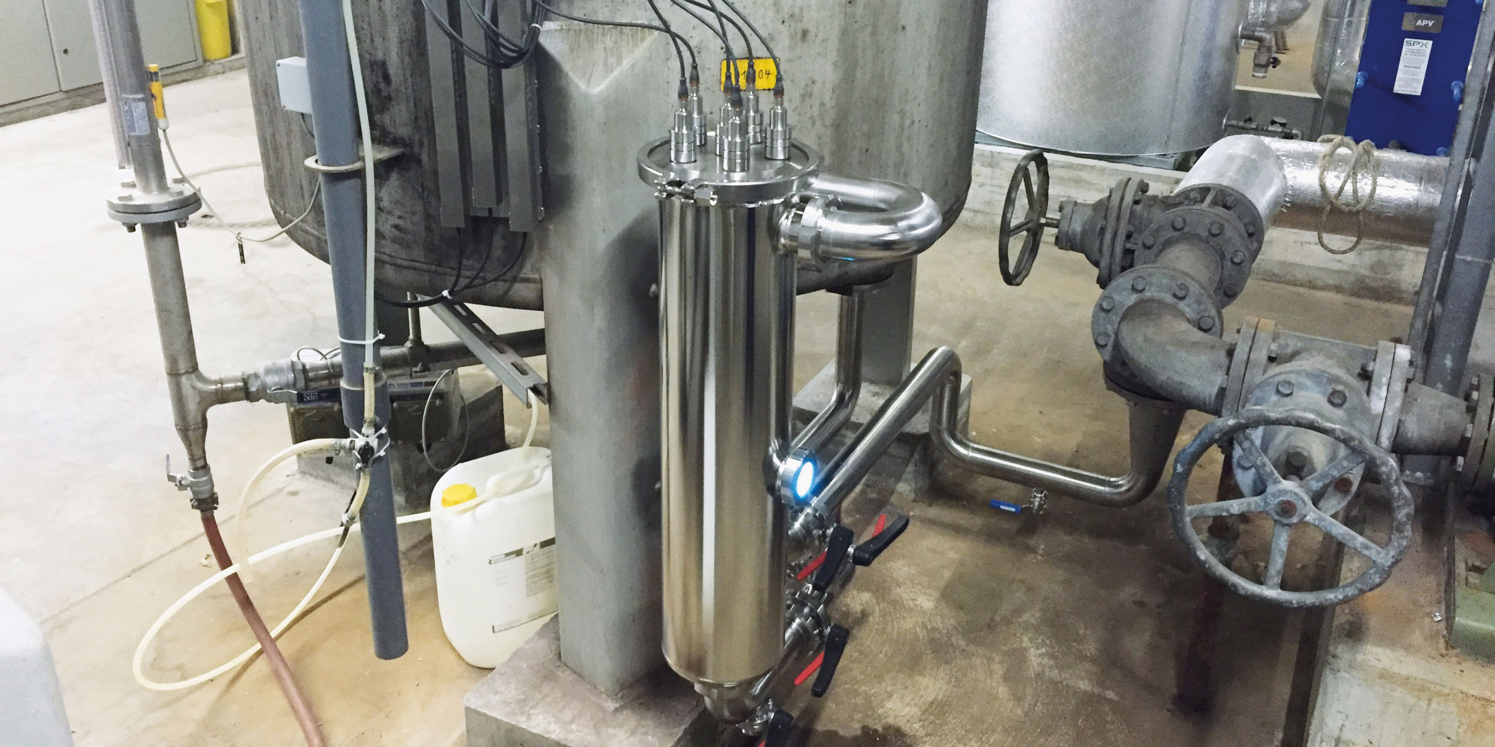 UVC Wasserentkeimung: Ein AQD-ST Edelstahl-Durchflussgerät sorgt mit UVC-Bestrahlung für Keimfreiheit in Flüssigkeiten
