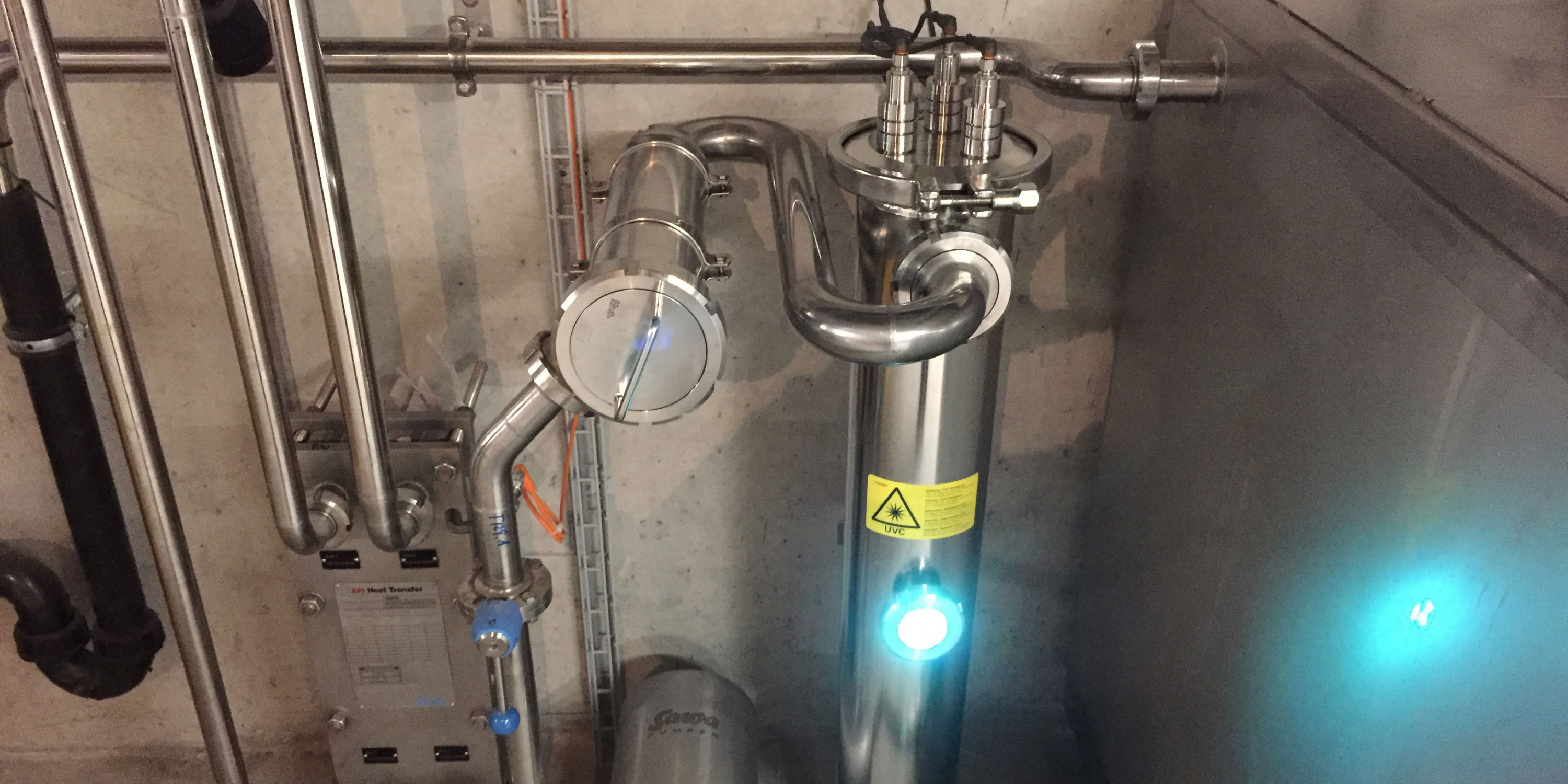 Mehr als blaues Licht: UVC Wasserentkeimung funktioniert mittels UVC und somit ohne jede Chemikalie.