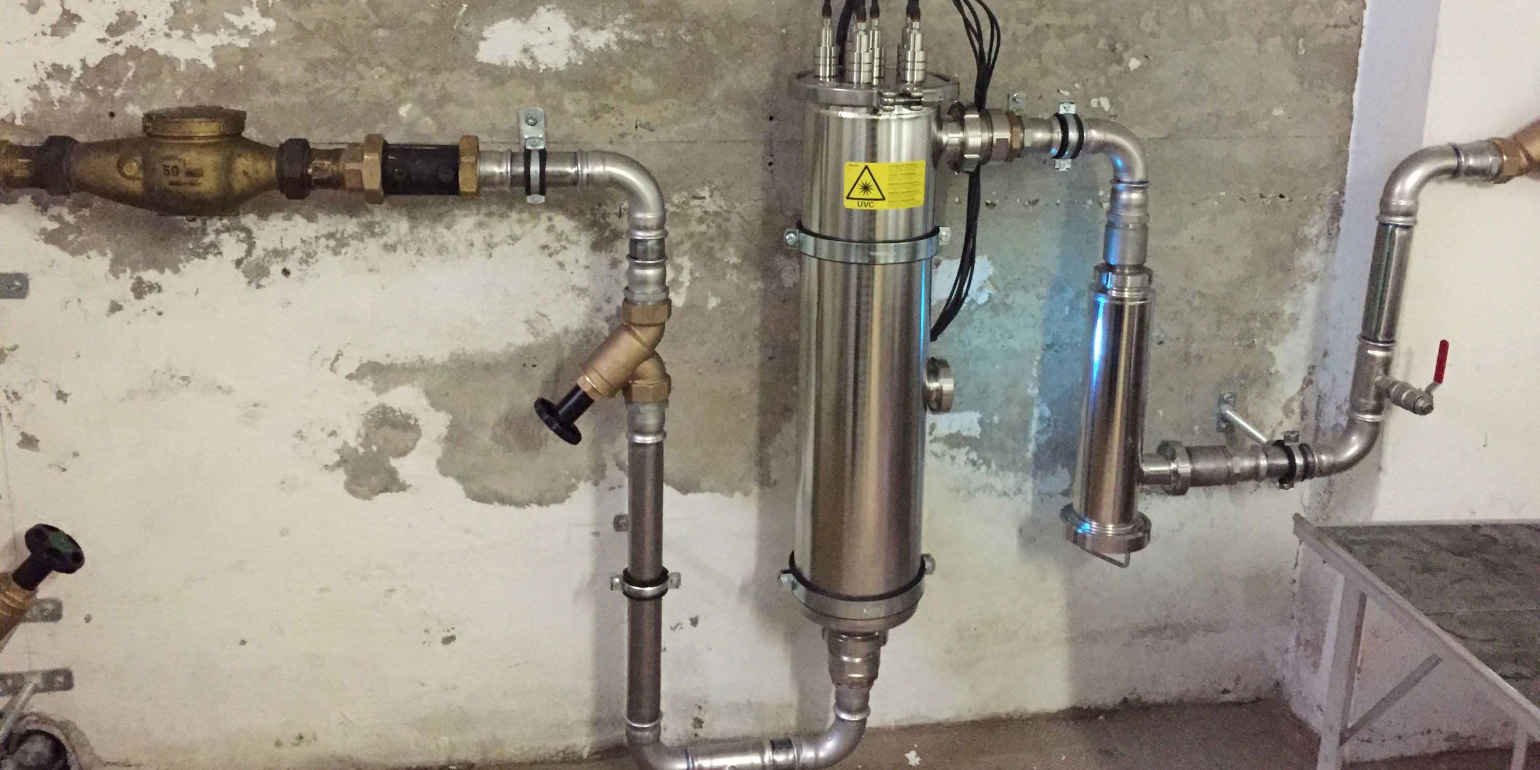 Das AQD-ST Edelstahl-Durchflussgerät im Einsatz: Hocheffizient für höchste Hygieneansprüche in der UVC Wasserentkeimung.